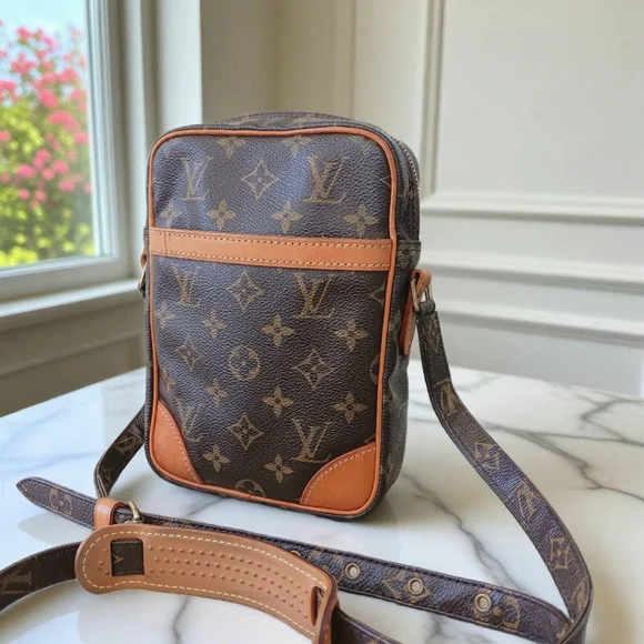 Louis Vuitton Monogram Danube Crossbody Bag - EXCELLENT - Year 2002 ✨ - Picture 5 of 16